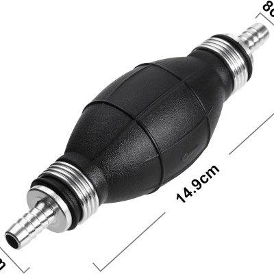 Bomba de sucção manual preta com extremidades metálicas prateadas e medidas indicadas