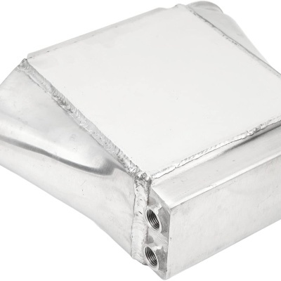 Peça metálica prateada com soldadura aparente e tubo cilíndrico