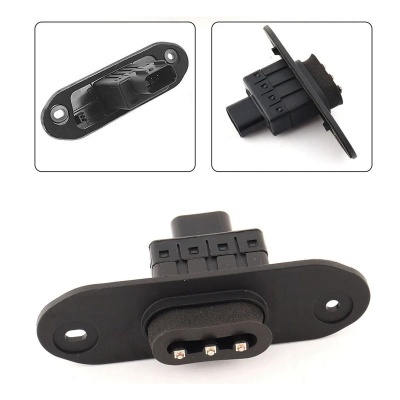 Conector elétrico preto com três pinos e base oval