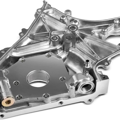 Peça metálica de automóvel prateada com orifício central