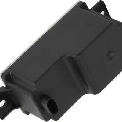 Peça automóvel preta retangular irregular com conector e orifício de fixação