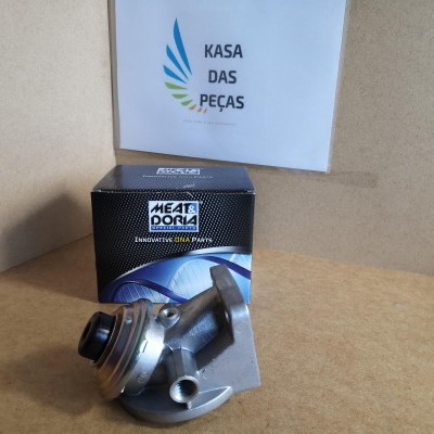 Peça mecânica metálica prateada com caixa preta de embalagem e cartaz de loja KASA DAS PEÇAS