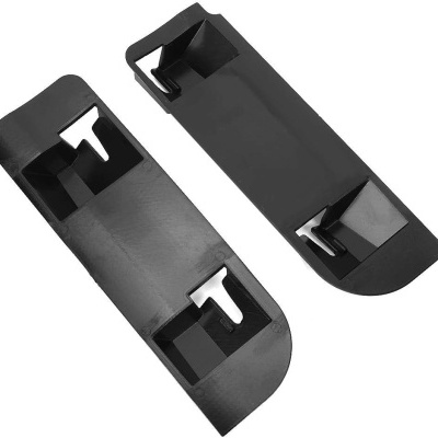 Par de suportes pretos de plástico com fecho triangular