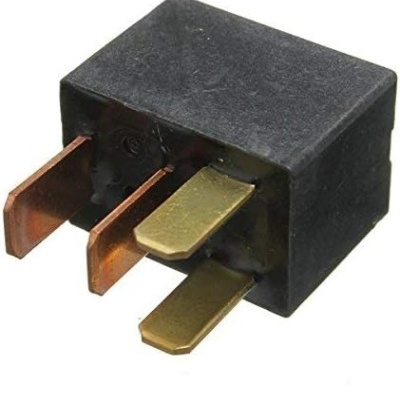 Relé elétrico com terminais metálicos dourados e cobre em corpo plástico preto