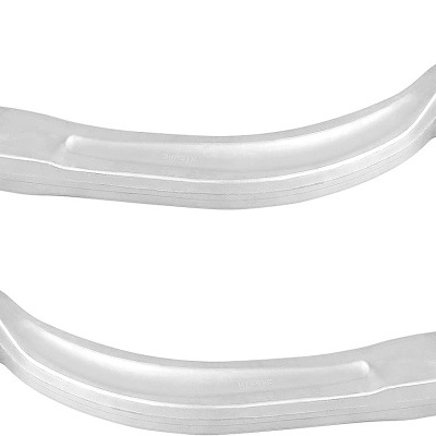 Par de braços de suspensão automóvel em metal prateado com juntas esféricas