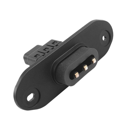 Conector elétrico preto com três pinos e dois furos para fixação