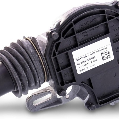 Atuador automóvel preto com corpo em plástico e revestimento em borracha ondulada