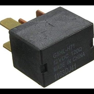 Relé eletromecânico preto retangular com pinos dourados e texto impresso