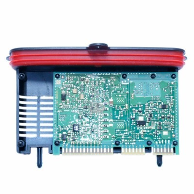 Módulo eletrónico com placa de circuito impresso verde e tampa vermelha