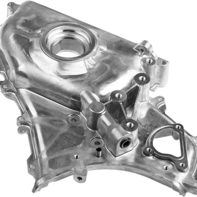 Peça metálica de motor automóvel prateada com orifícios e junta preta