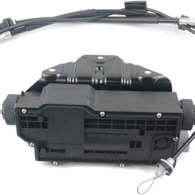 Cabo mecânico preto com estrutura plástica e detalhes metálicos sobre fundo branco