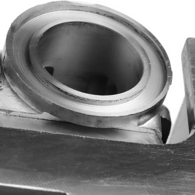 Peça metálica cilíndrica encaixada em estrutura maior escura