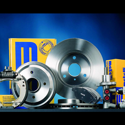 Peças de automóveis Metelli com embalagens amarelas e azuis sobre fundo azul.