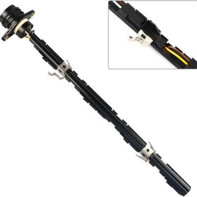 Componente automóvel preto com ligações metálicas e fios