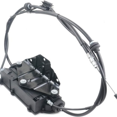 Componente automóvel preto com cabos e suporte metálico