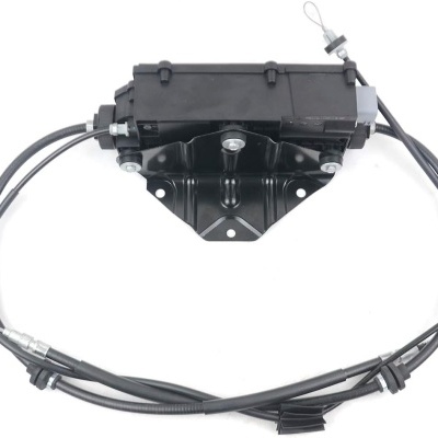 Dispositivo com caixa preta e cabos pretos sobre fundo branco