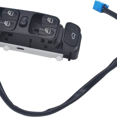 Comando elétrico de janelas de carro preto com cabos e conector azul