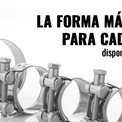 Acessórios metálicos para fixação em aço inoxidável de vários tamanhos dispostos em linha