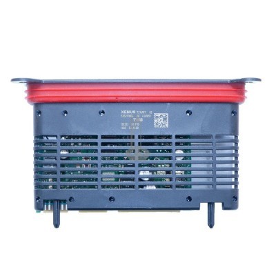 Dispositivo electrónico preto com faixa vermelha e grelha lateral mostrando componentes internos