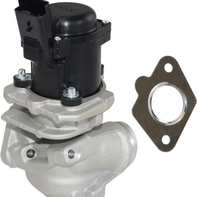 Válvula EGR metálica prateada com componente preto e junta metálica em fundo branco