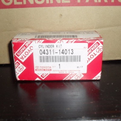 Caixa de peça de automóvel Toyota com etiqueta e caixa maior ao fundo