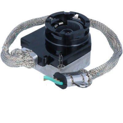 Conector elétrico com base metálica e cabo trançado prateado em fundo branco