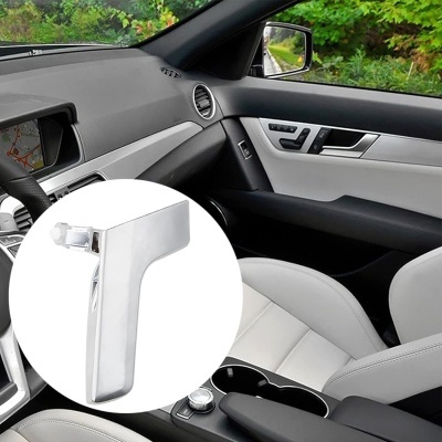 Interior de carro com assentos em couro cinzento claro e peça metálica prateada