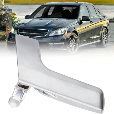Maçaneta cromada para porta de carro com carro sedan cinzento ao fundo