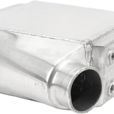 Intercooler de alumínio prateado com quatro conexões e soldaduras visíveis