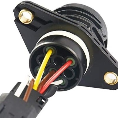 Conector elétrico preto com oito pinos e fios coloridos ligados