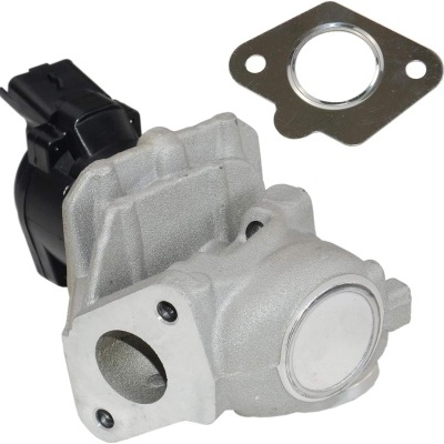 Peça automóvel metálica com conector preto e junta metalica