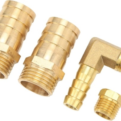 Conjunto de quatro peças metálicas douradas, conectores retos e em ângulo, sobre fundo branco