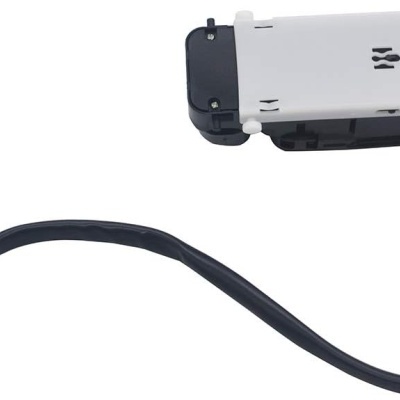 Componente elétrico com cabo preto e conector azul