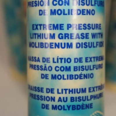 Rótulo de lata com texto sobre graxa de lítio e dissulfeto de molibdénio em várias línguas