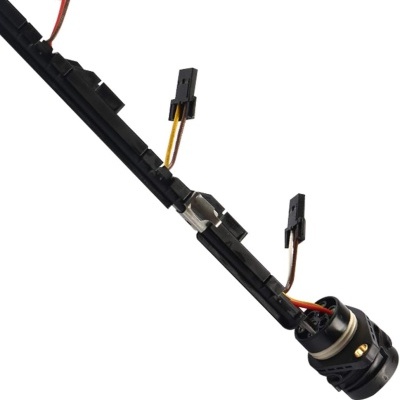 Cabo elétrico com conectores e peça cilíndrica preta e metálica em fundo branco