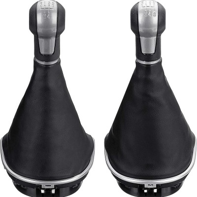 Palanca de velocidades preta com topo prateado e escrita de marchas