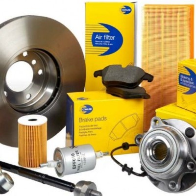 Peças automóveis diversas com embalagens amarelas e azuis