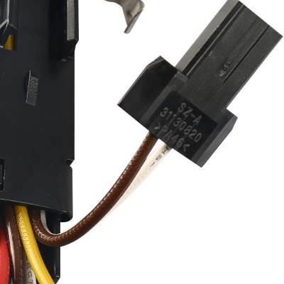 Conector elétrico preto com fios coloridos e texto impresso