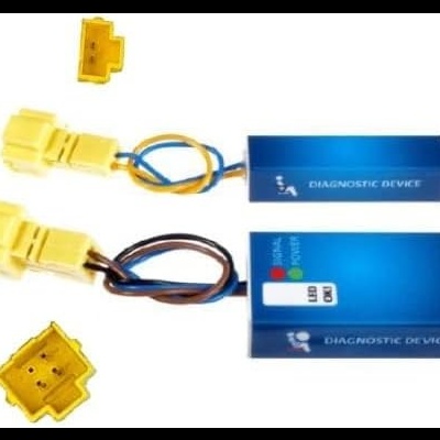 Dispositivos de diagnóstico azuis com cabos e conectores amarelos sobre fundo branco