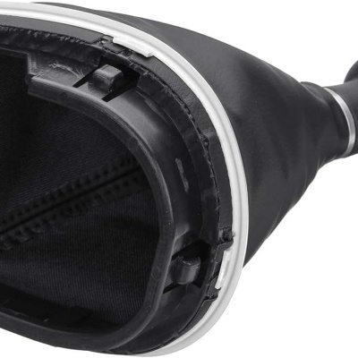 Punho da alavanca de velocidades preto com detalhes prateados e base quadrada para encaixe