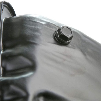 Depósito de óleo preto com tampa preta em fundo branco