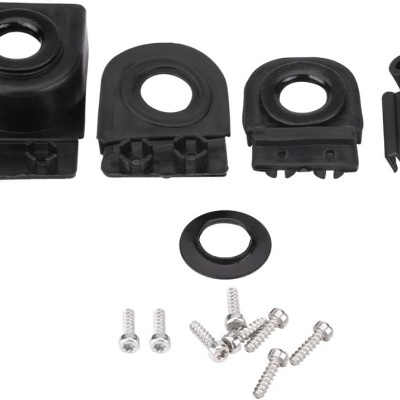 Peças de plástico preto com orifícios circulares e parafusos de metal em fundo branco