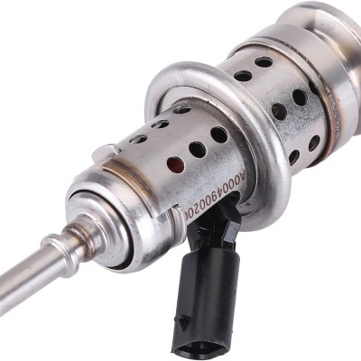 Válvula metálica tubular com conector preto e código gravado