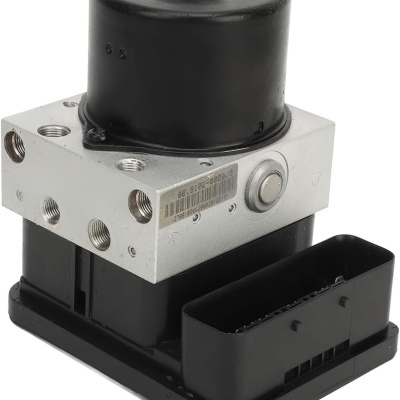 Unidade ABS automóvel com corpo metálico e componentes plásticos pretos