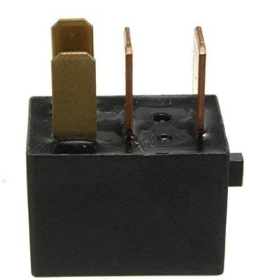 Relé elétrico preto com três pinos metálicos visíveis