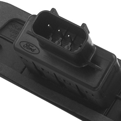Conector elétrico preto com três pinos e logo Ford