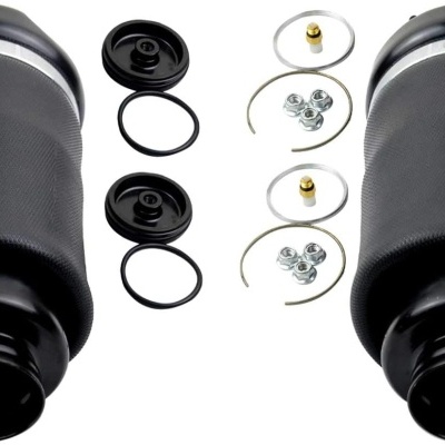 Dois sacos de ar pretos com acessórios para suspensão automóvel