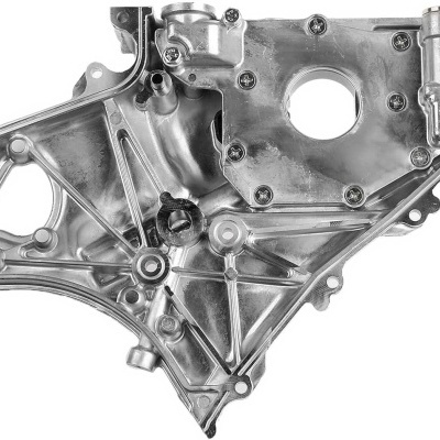 peça metálica automóvel prateada com parafusos e ranhuras em fundo branco