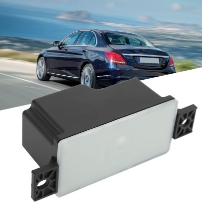 Carro sedan azul escuro na estrada e peça eletrónica preta com frente branca