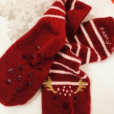 Meias de Natal antiderrapantes em caixa presente